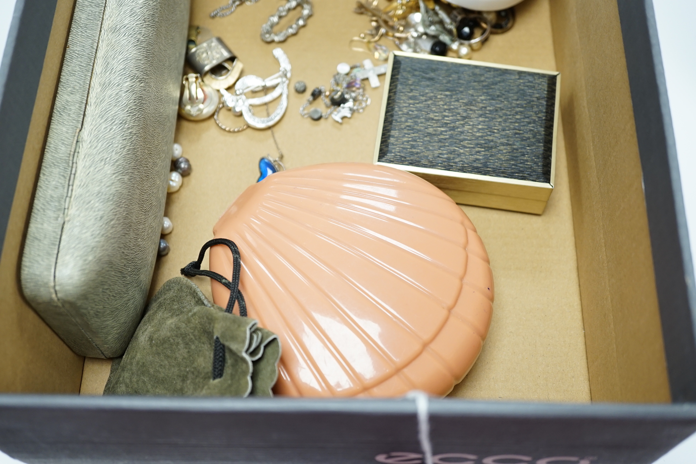 A quantity of assorted jewellery, including silver, 925 and costume.